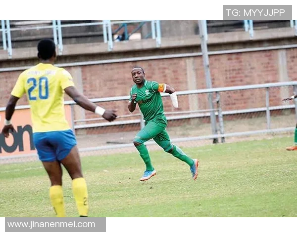 膝盖受伤的足球明星如何克服困境重返赛场的励志故事