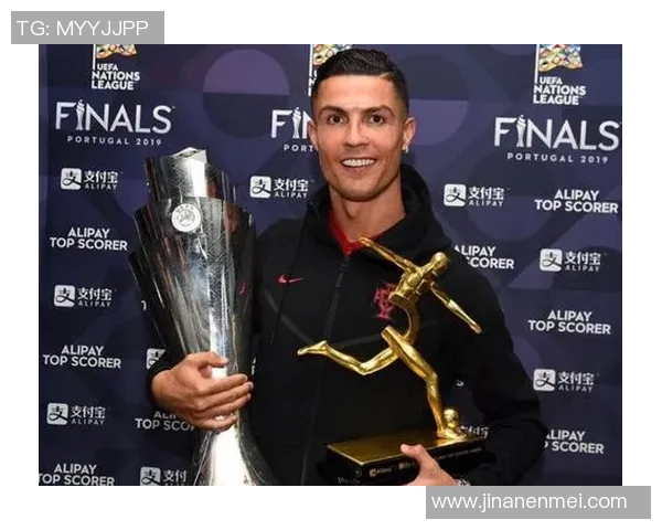 足球明星C罗的珍贵收藏揭秘：从球衣到奖杯的精彩旅程