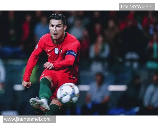 足球场上的拳击高手揭秘那些会打拳的足球明星们的双重运动才华