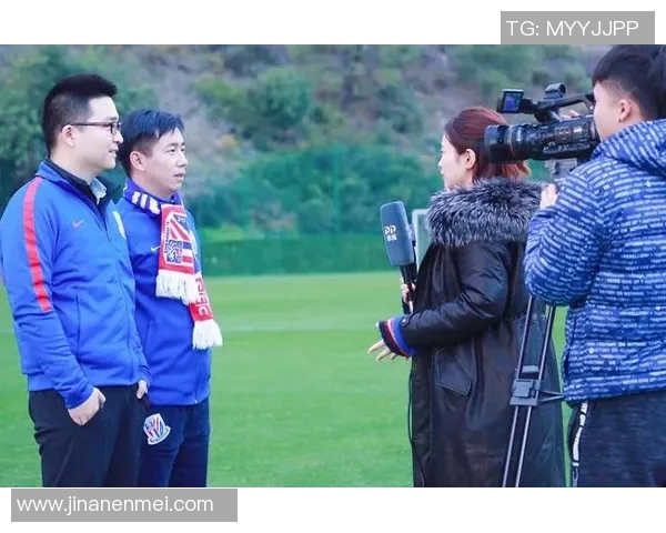 足球明星与路人亲密合影在日本街头展现温暖瞬间