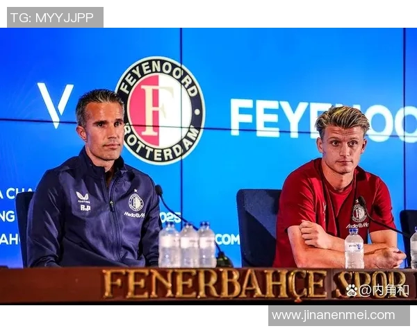 足球明星的形象特点分析与影响力探讨：从场上表现到场外魅力的全面解读